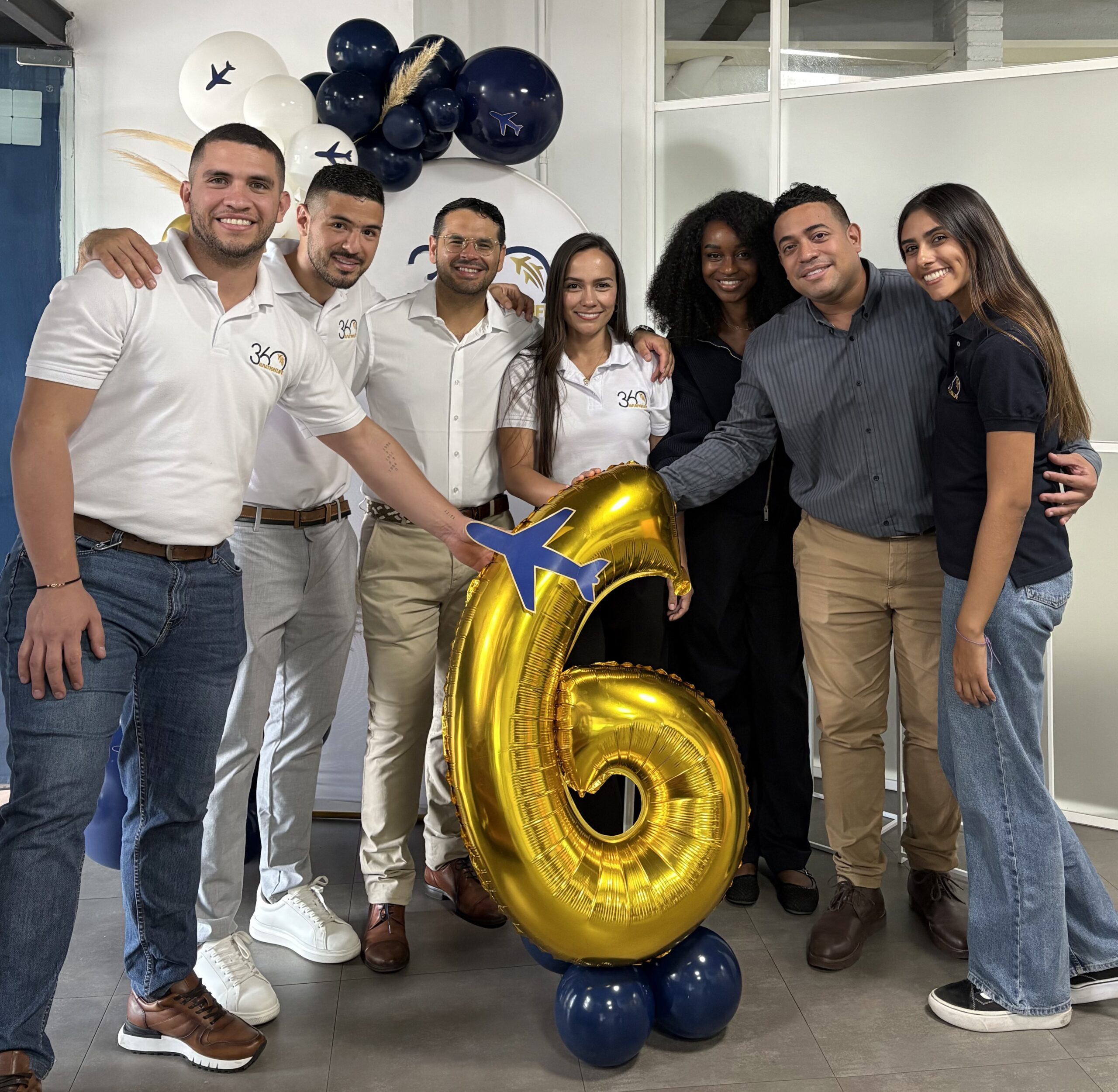 Equipo de 360 Aviation Life celebrando el 6to aniversario de la empresa